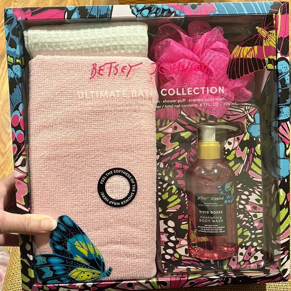 NIB Betsey Johnson bath set